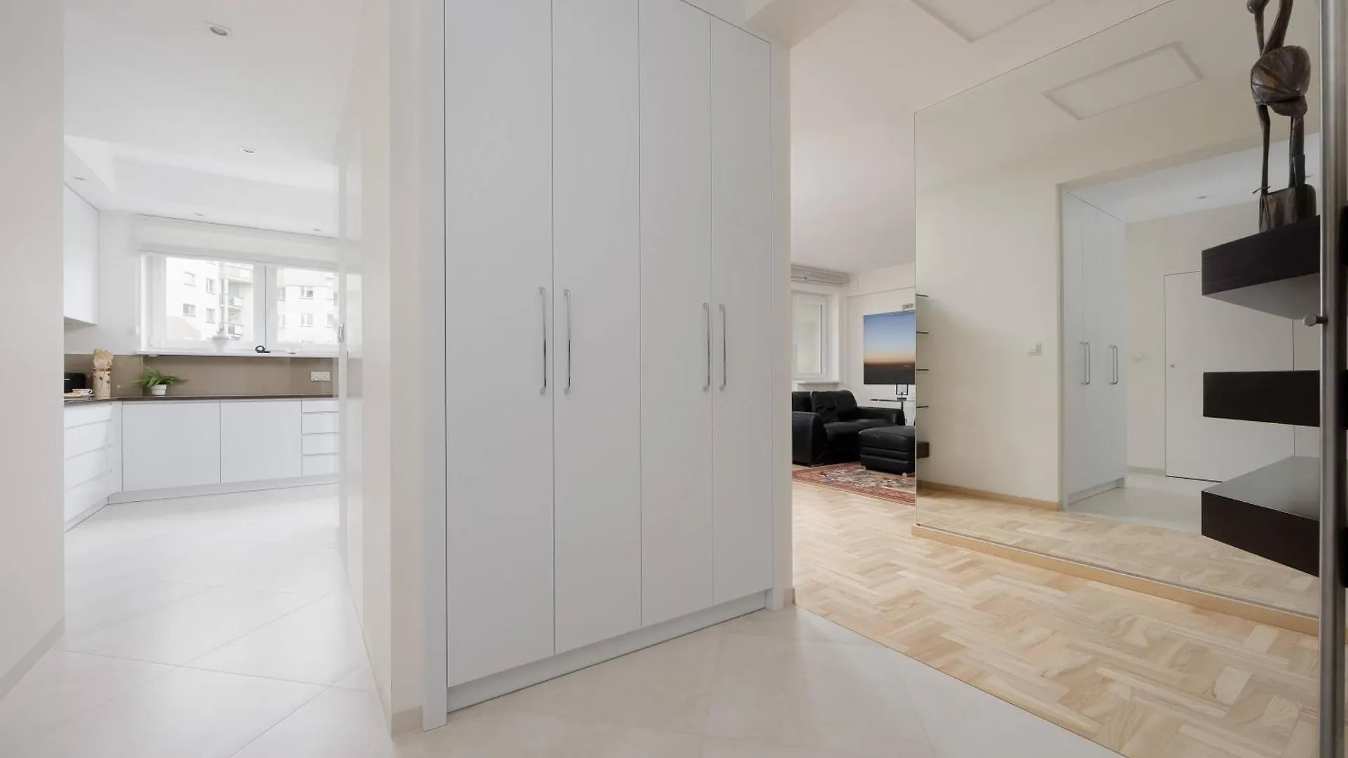 Spacious Apartment With 4 Bedrooms And Parking In Warsaw'S Ochota By Nolegi Renters  Varsó