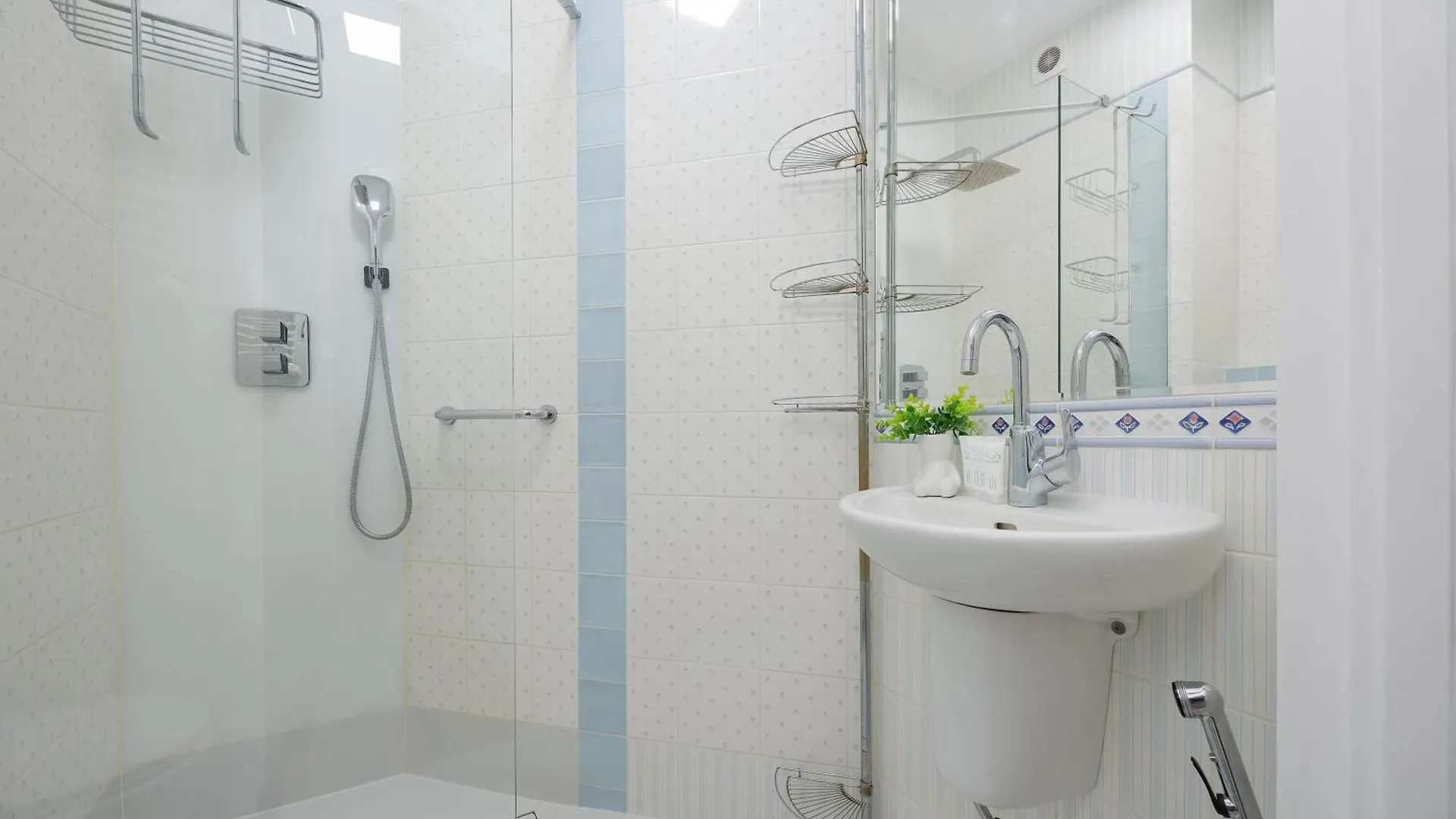 Spacious Apartment With 4 Bedrooms And Parking In Warsaw'S Ochota By Nolegi Renters