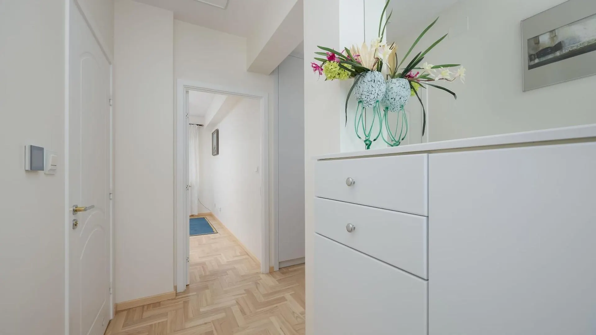 Spacious Apartment With 4 Bedrooms And Parking In Warsaw'S Ochota By Nolegi Renters 0*, Varsó